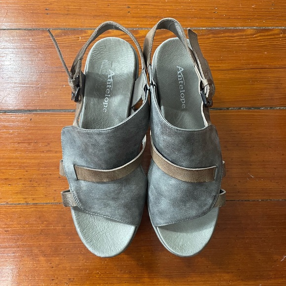 Antelope Kaitiyn Gray Metallic Leather Wedge Platform Buckle Sandals - Sz 40 - Picture 2 of 13